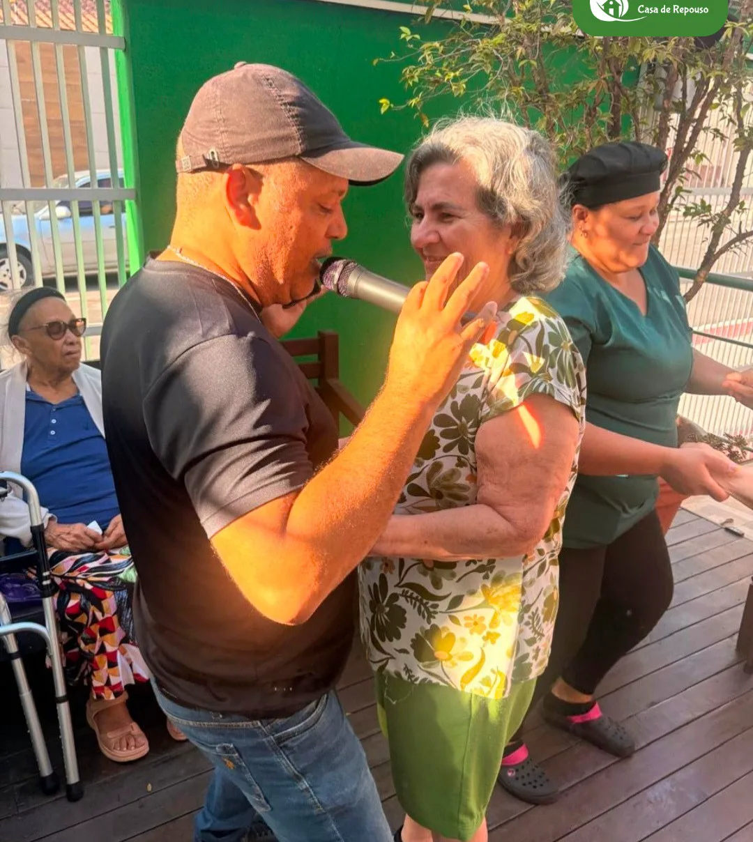 Moradores da LARES dançando no deck com o músico convidado