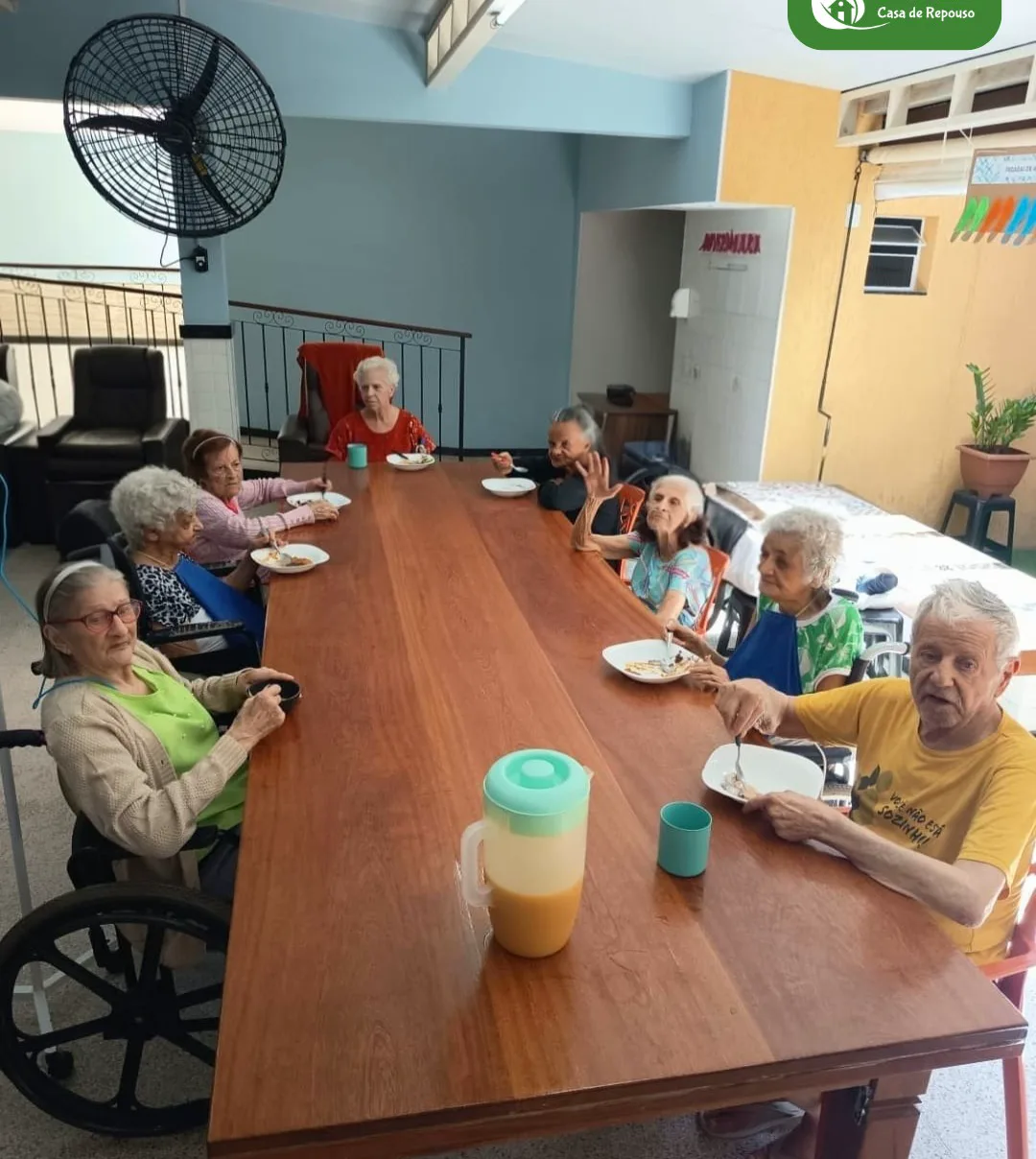 Moradores da LARES almoçando juntos na mesa grande